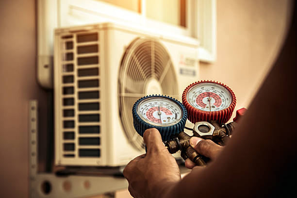 Professional Hvac technician working in Eureka, IL